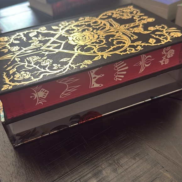 Lightlark: Collector’s Edition and other fantasy books - Picture 6 of 10